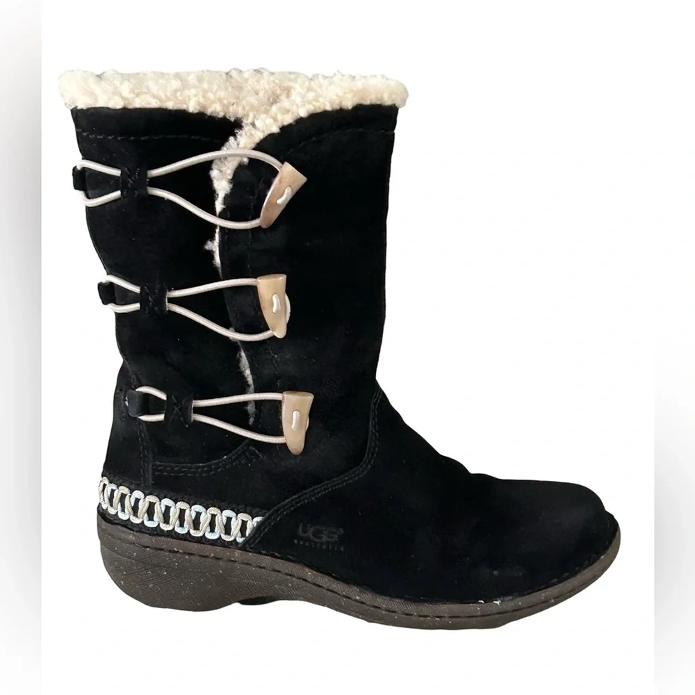 UGG Kona Black Suede Boots with Toggle Button Accent Rubber Sole Heel Sz 6